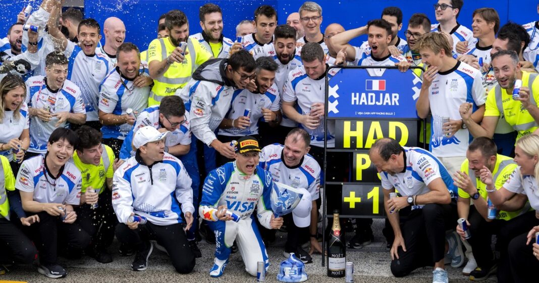 1977490-el-blooper-de-isack-hadjar-en-la-tarde-mas-feliz-de-su-carrera-rompio-el-trofeo-tras-68b4b9c9c3d20