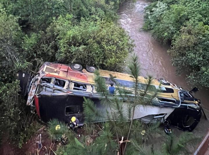 2309194-un-colectivo-cayo-a-un-arroyo-9-muertos-y-29-heridos