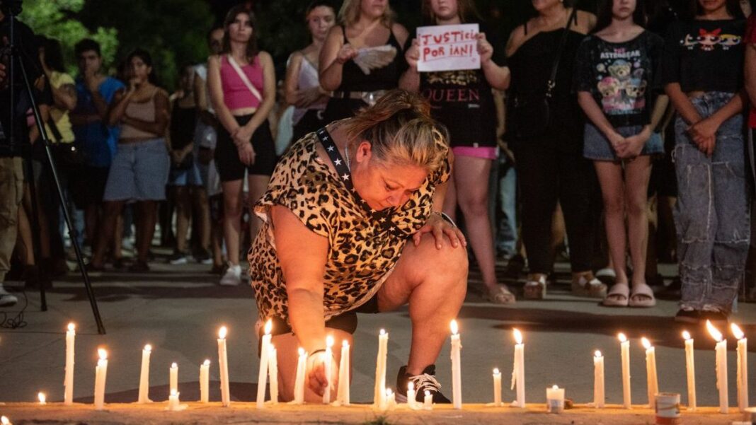 Velas y globos blancos en la puerta de la Escuela Normal Mariano Moreno en San Cristóbal.