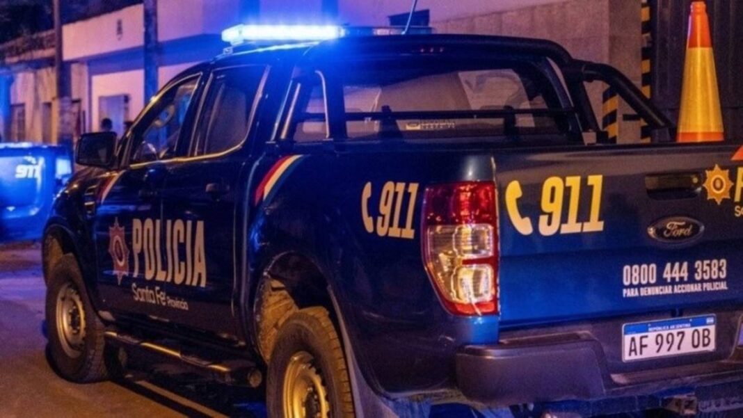 Efectivos policiales en procedimiento de allanamiento en Rosario, Santa Fe