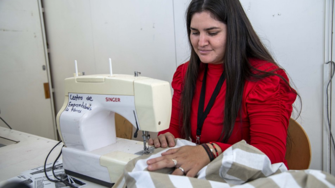 Personas participando en un curso de oficio en un centro municipal de Rosario
