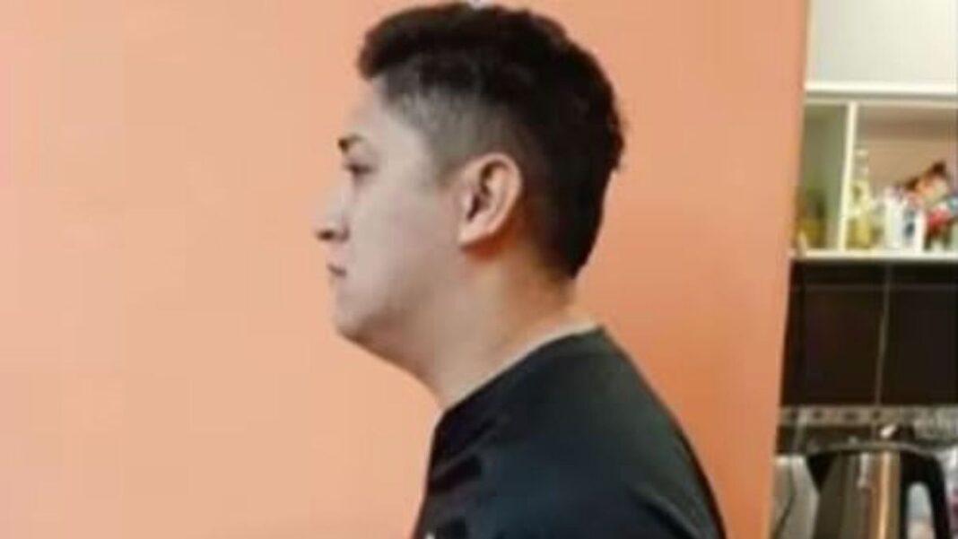 Ilustración de una balanza de la justicia frente a los barrios de Rosario, Santa Fe.