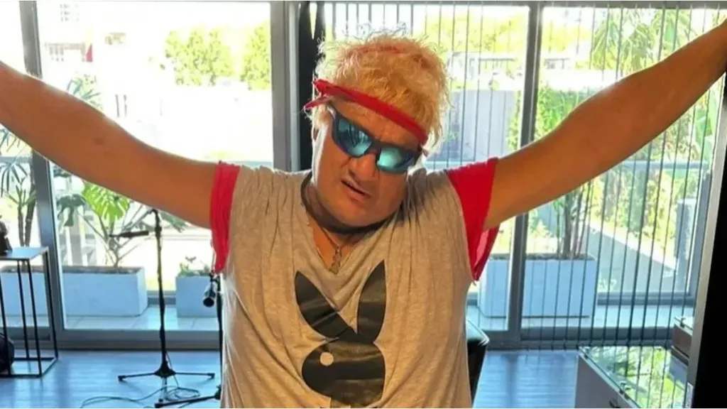 Pity Álvarez durante una presentación en vivo con guitarra eléctrica