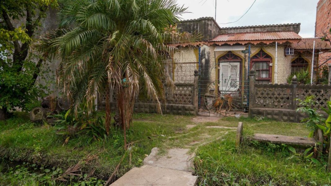 Efectivos policiales y de rescate en el operativo realizado en una vivienda de la zona norte de Rosario.