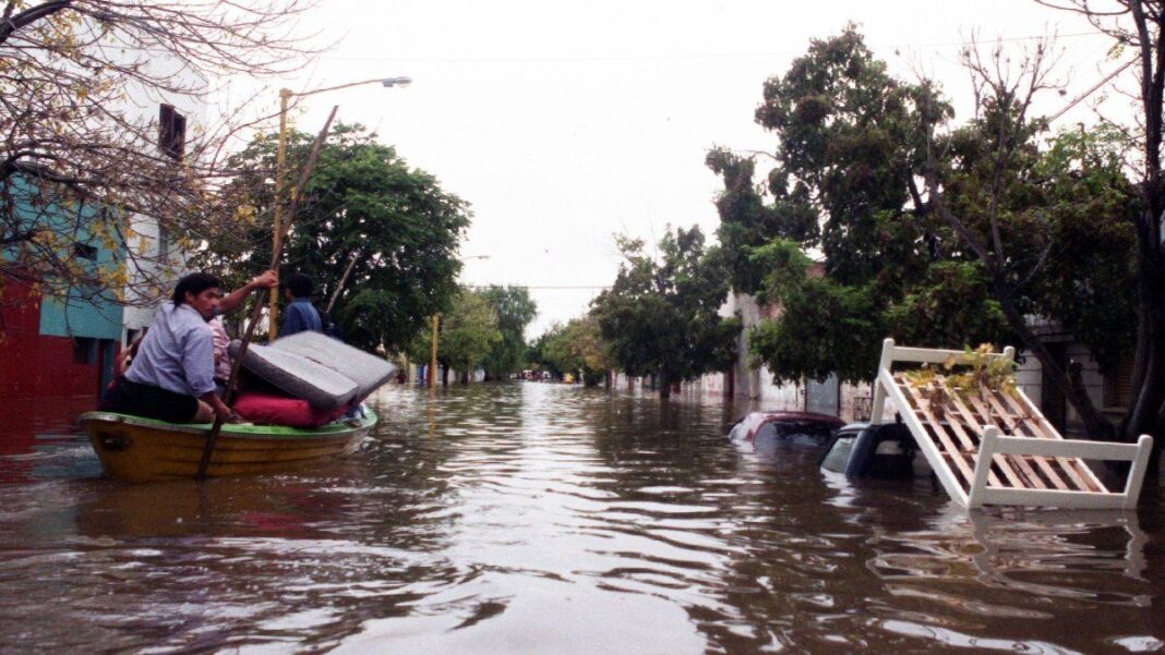 Inundaciones en Santa Fe en 2003, vista de calles anegadas