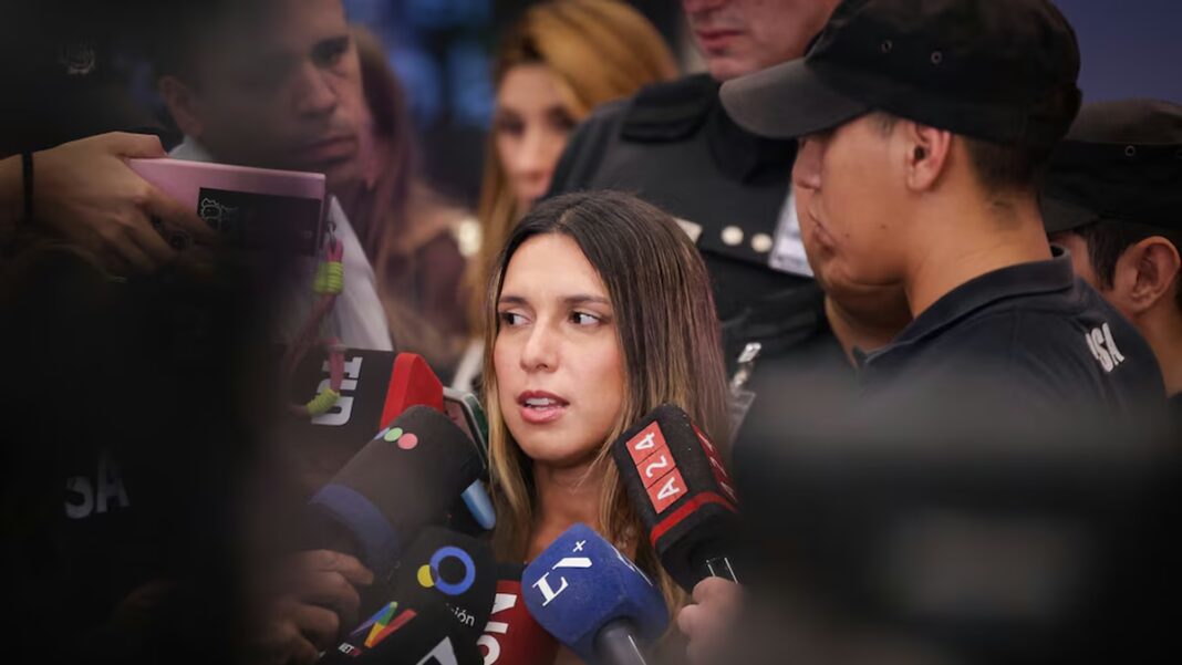 Agostina Páez, abogada santiagueña, habla con periodistas a su llegada a Buenos Aires.