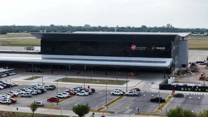 Avión en la pista del Aeropuerto Internacional de Rosario, con la terminal al fondo.