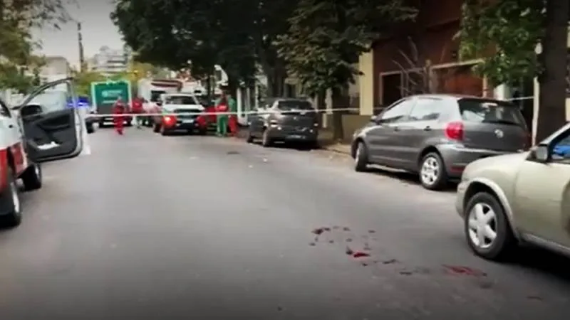 Operativo policial y de emergencias en la intersección de la avenida Belgrano y calle Maza, barrio de Almagro.