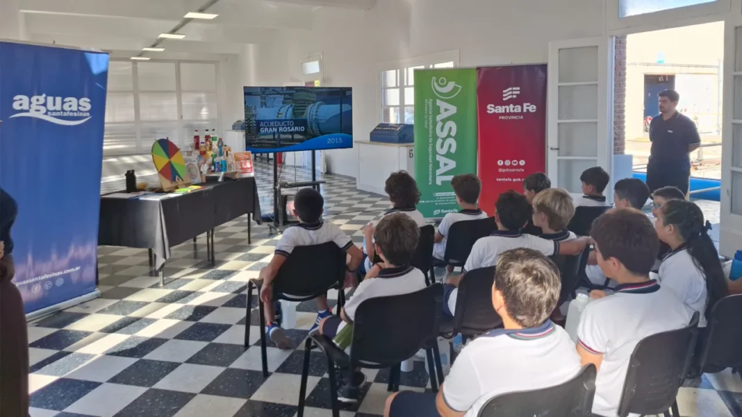 Alumnos de la escuela Nuestra Señora de Guadalupe en visita guiada por la planta potabilizadora de Aguas Santafesinas.