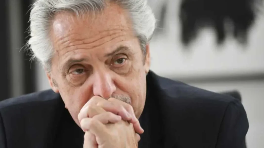 Fotografía de Alberto Fernández y Fabiola Yáñez en un acto público.