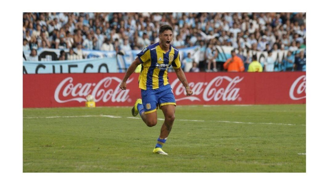 Alejo Veliz, jugador de Rosario Central, en acción durante un partido de fútbol.