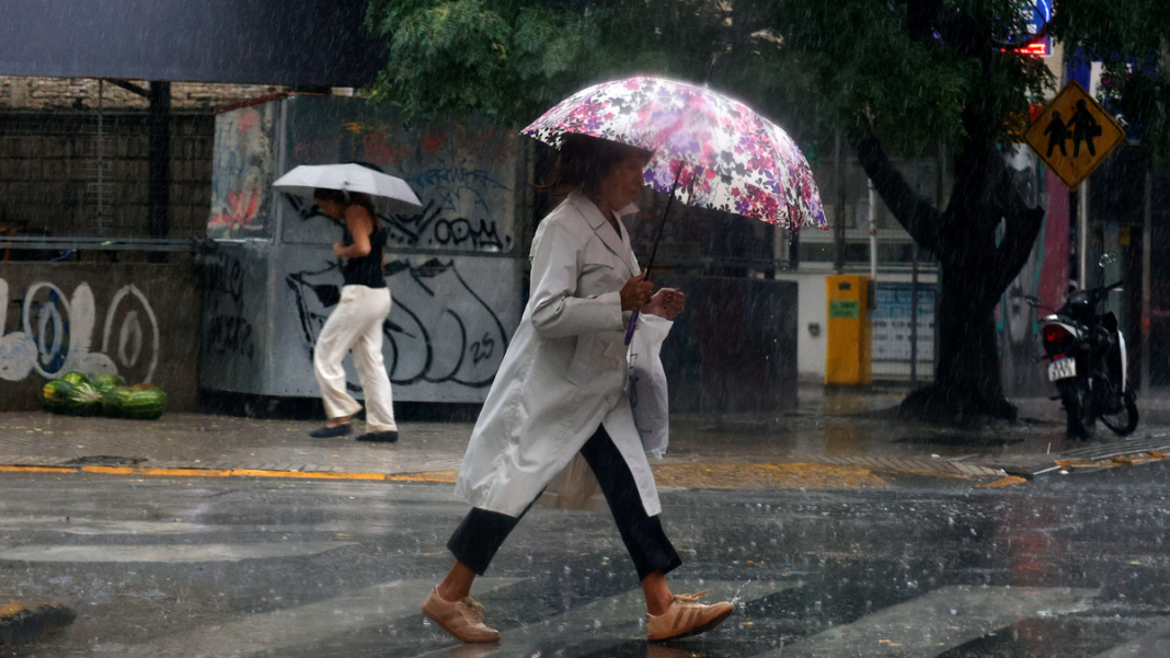 Cielo nublado y lluvia sobre la ciudad de Rosario, Santa Fe.