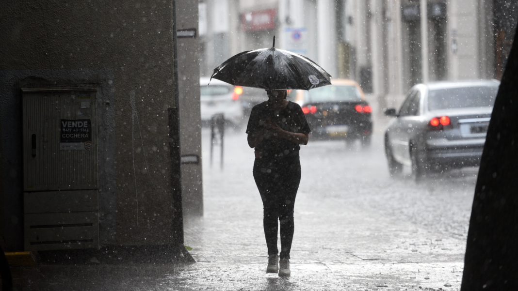 Mapa del tiempo mostrando pronóstico de tormentas en la región de Rosario, Santa Fe