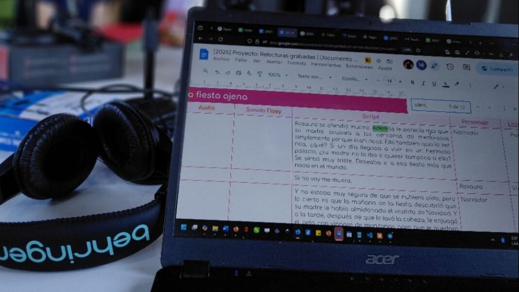 Estudiantes grabando el podcast Los cuentos de Sara en el estudio creativo Mariano Diodati