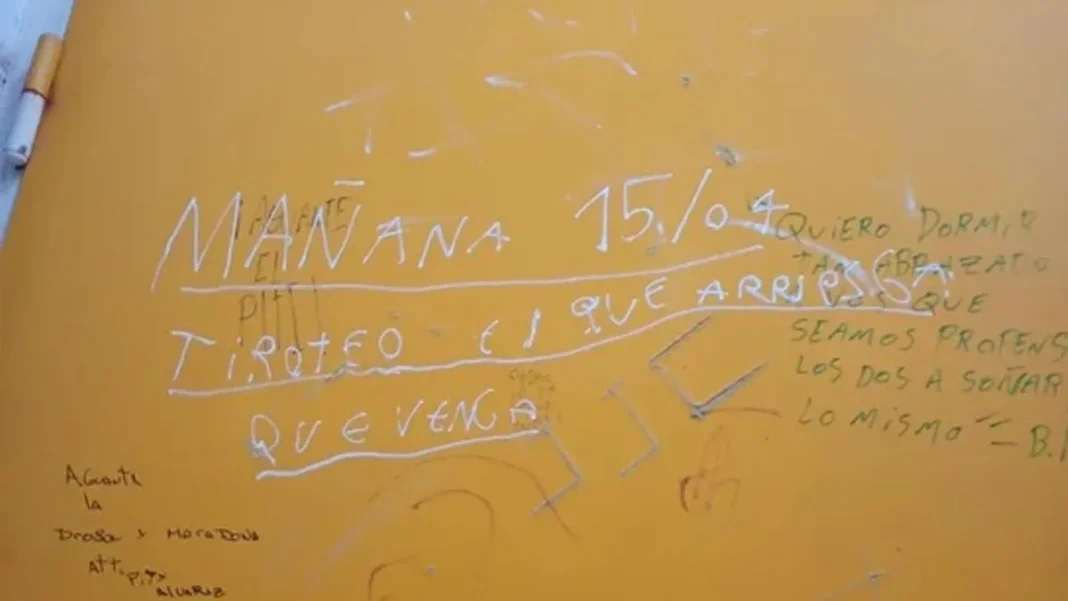 Fotografía de la pared de la escuela con el mensaje intimidatorio escrito con corrector blanco.