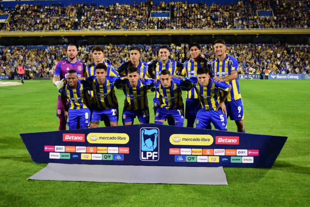 Jugadores de Colón de Santa Fe celebrando un gol en el estadio Brigadier López.