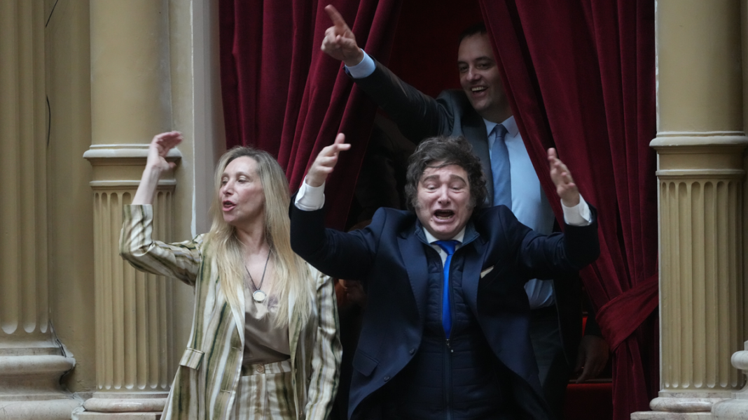 Escenario político argentino con figuras de Néstor Kirchner, Cristina Fernández de Kirchner y Javier Milei