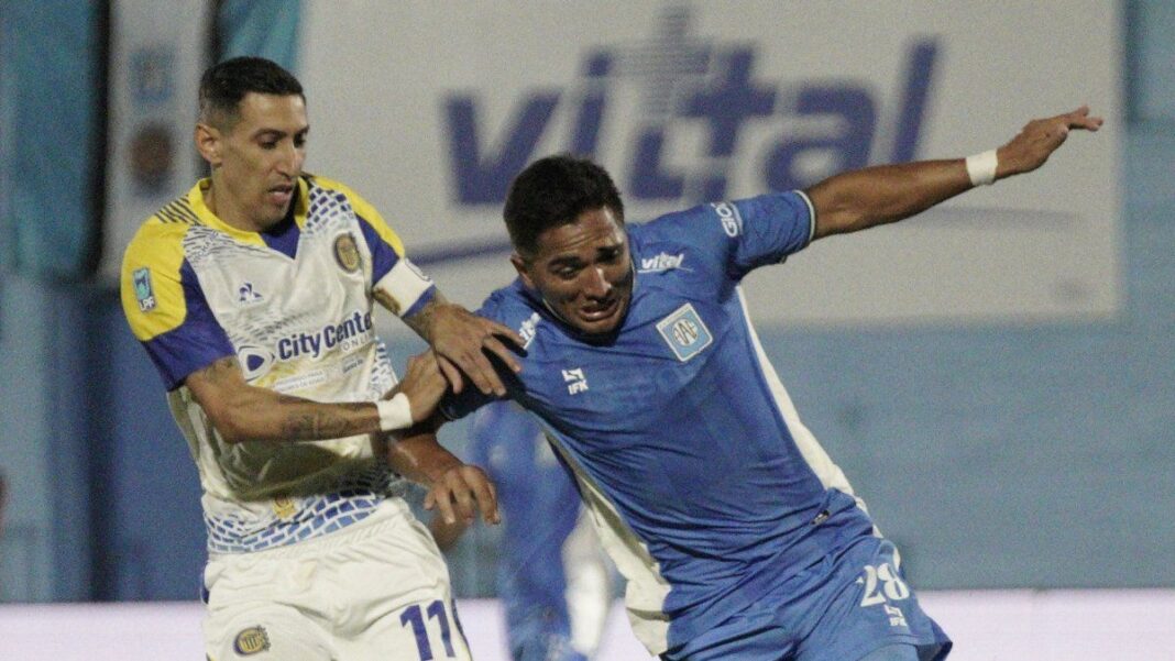 Ángel Di María celebrando con sus compañeros de Rosario Central tras el triunfo en Río Cuarto