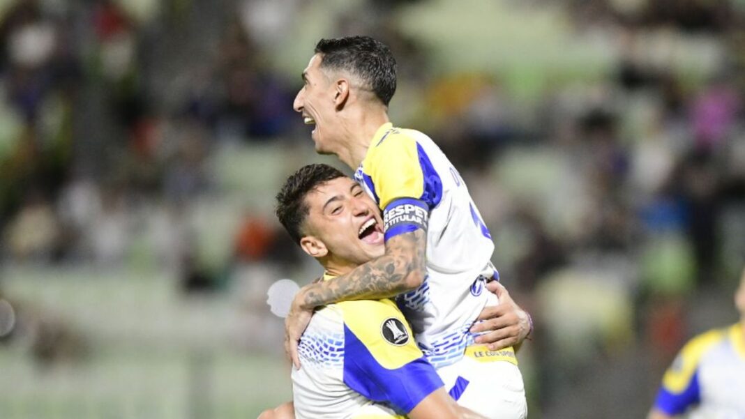 Ángel Di María celebrando su gol de penal con la camiseta de Rosario Central en la Copa Libertadores