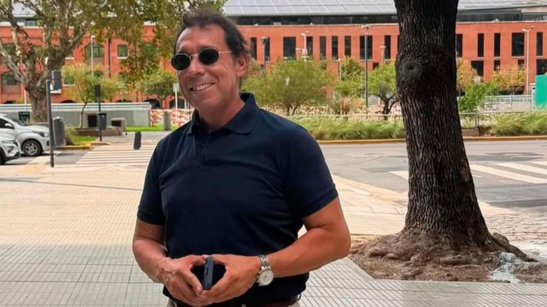 Captura de pantalla del video donde se ve a Mariano Páez en un bar.