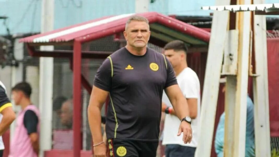 Arnaldo Sialle, director técnico de Flandria, durante un partido de fútbol.