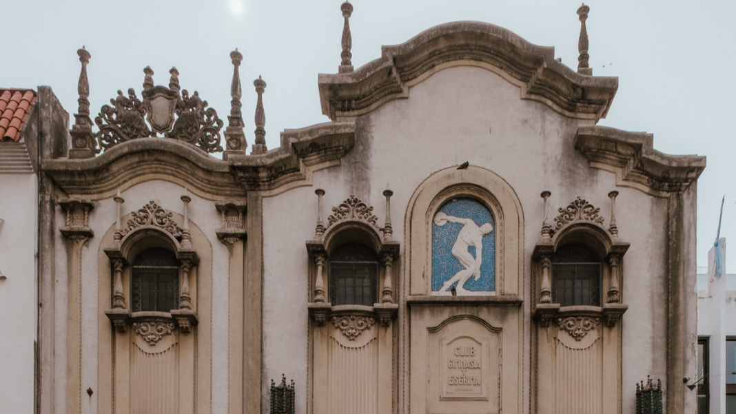 Fachada de un edificio histórico de Rosario fotografiado por arquitectos europeos