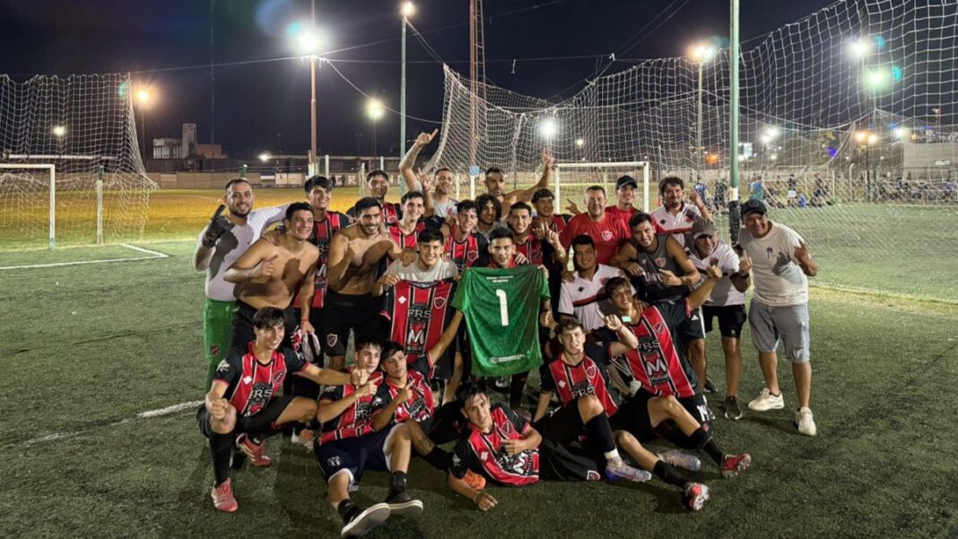 Acción de un partido de fútbol de la Asociación Rosarina