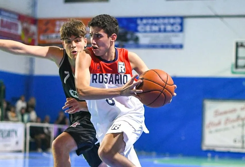Grupo de jugadores juveniles de fútbol en un entrenamiento en Rosario