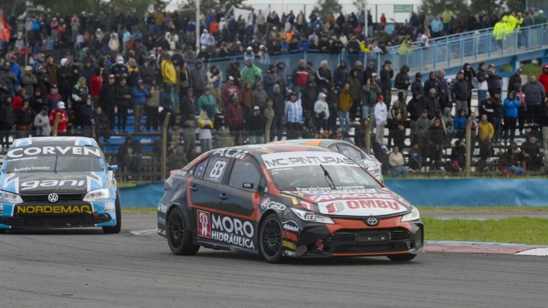 Vista aérea del Autódromo Juan Manuel Fangio de Rosario durante una competencia automovilística.