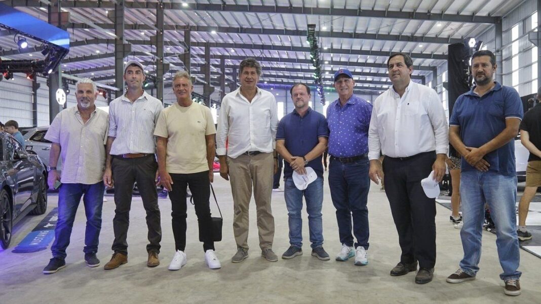 Vista aérea del predio del Salón del Automóvil Autovisión 2026 en Funes, con gran cantidad de stands y público.