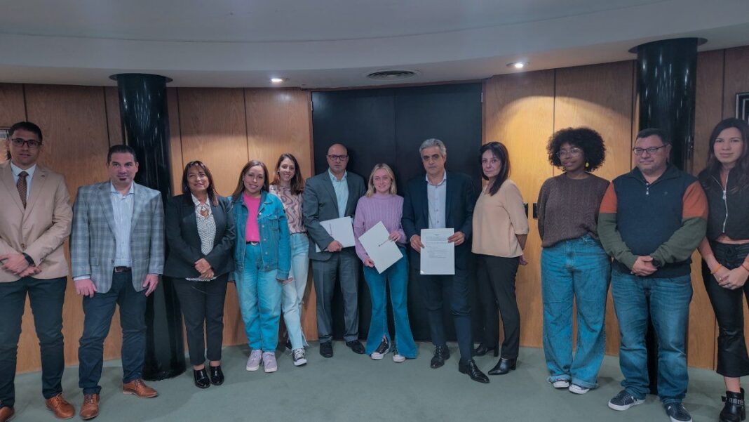 Jóvenes estudiantes utilizando tarjetas de débito y crédito del Banco Municipal de Rosario.