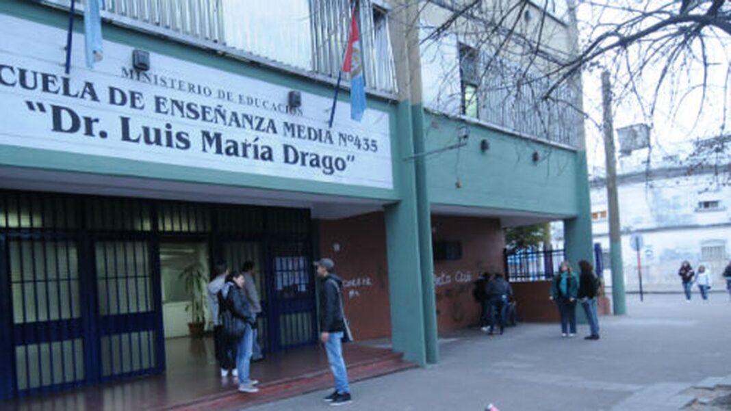 Fachada de la Escuela Luis María Drago en Rosario, donde fue hallada una bandera con inscripciones.