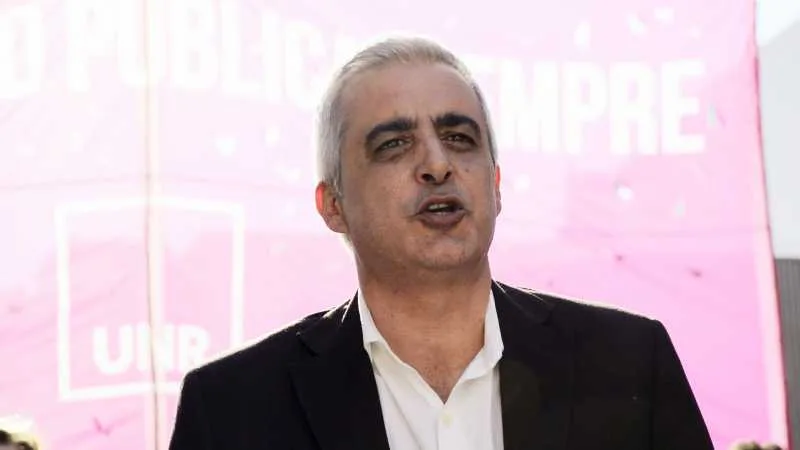 Franco Bartolacci, rector de la Universidad Nacional de Rosario, durante una declaración pública.