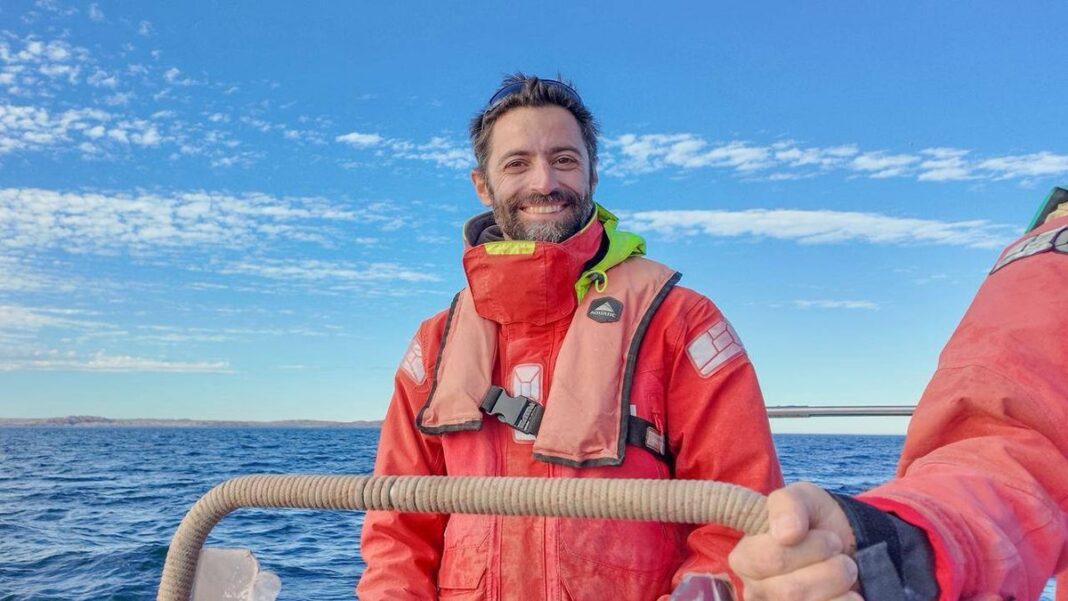 Biólogo rosarino Lucas Beltramino observando ballenas en la costa de Chubut