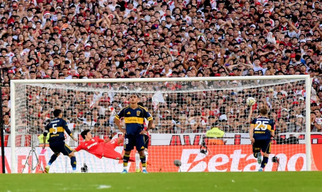 Leandro Paredes de Boca Juniors celebra su gol de penal ante River Plate en el estadio Monumental.