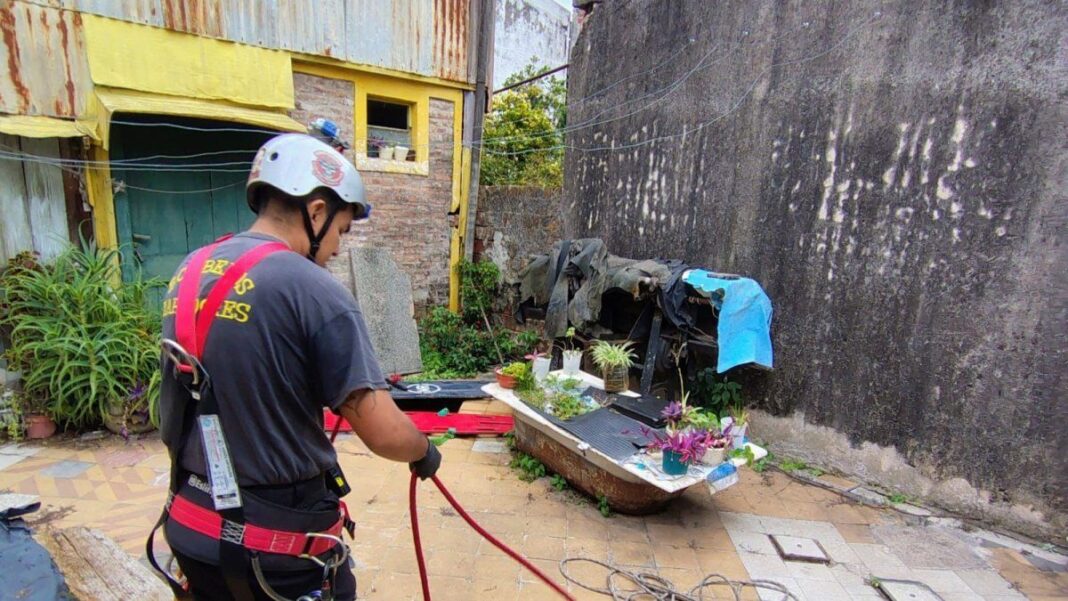 Bomberos Zapadores de Rosario realizando tareas de rescate.