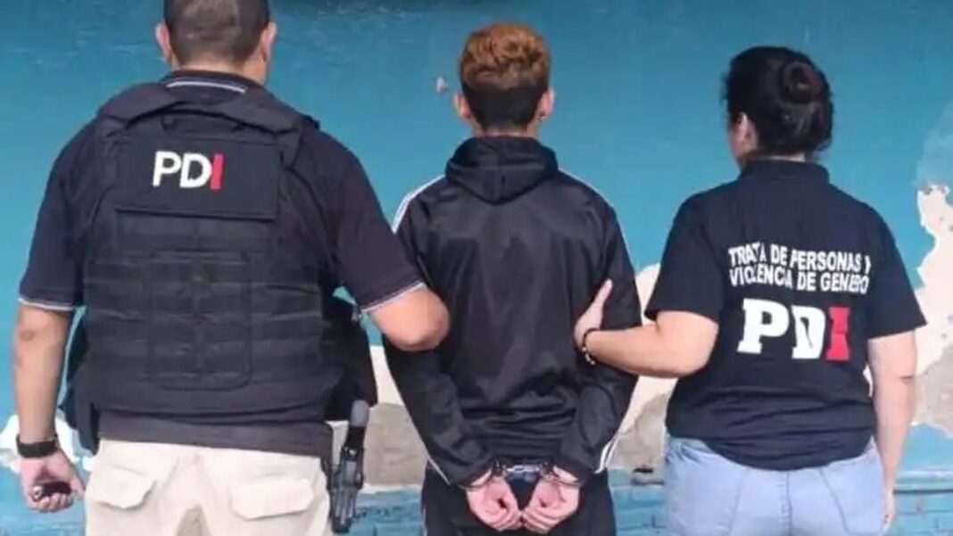 Ilustración referencial de balanza de la justicia sobre un mapa de la provincia de Santa Fe, destacando la zona sur.