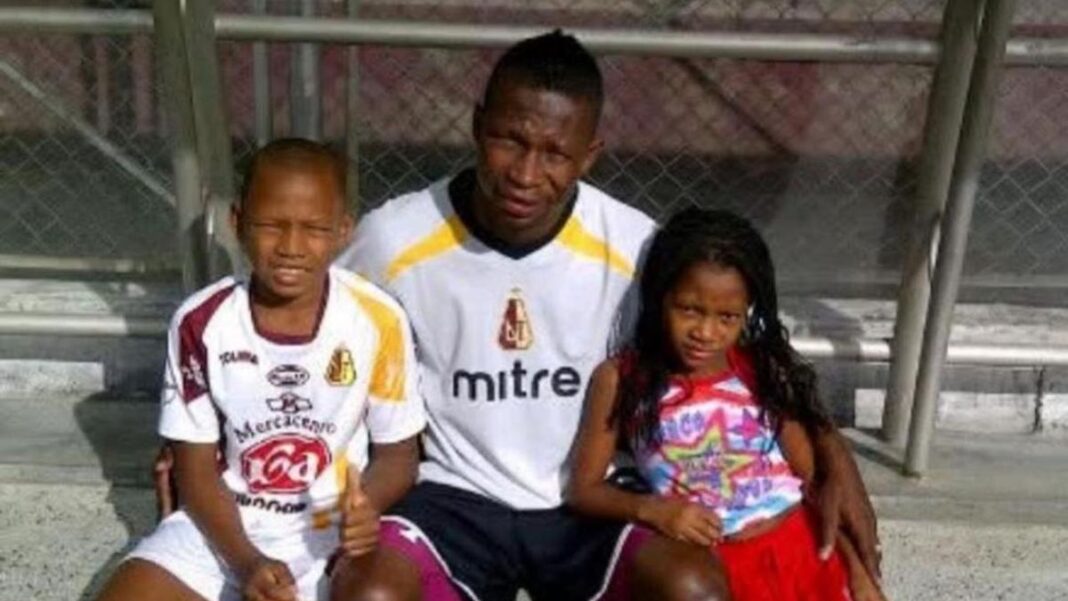 Jaminton Campaz celebrando un gol con la camiseta de Rosario Central