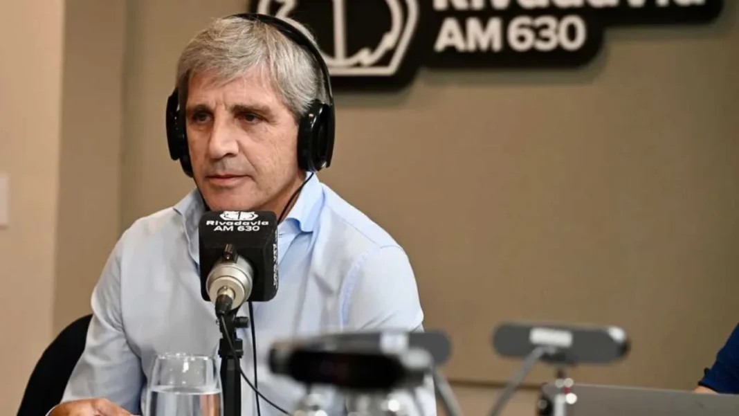 Ministro de Economía Luis Caputo durante una entrevista televisiva.