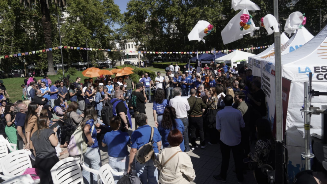 Carpa Blanca instalada en la plaza San Martín de Rosario, símbolo de la protesta docente.