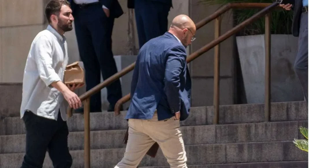 Ilustración de una balanza de justicia sobre documentos judiciales.