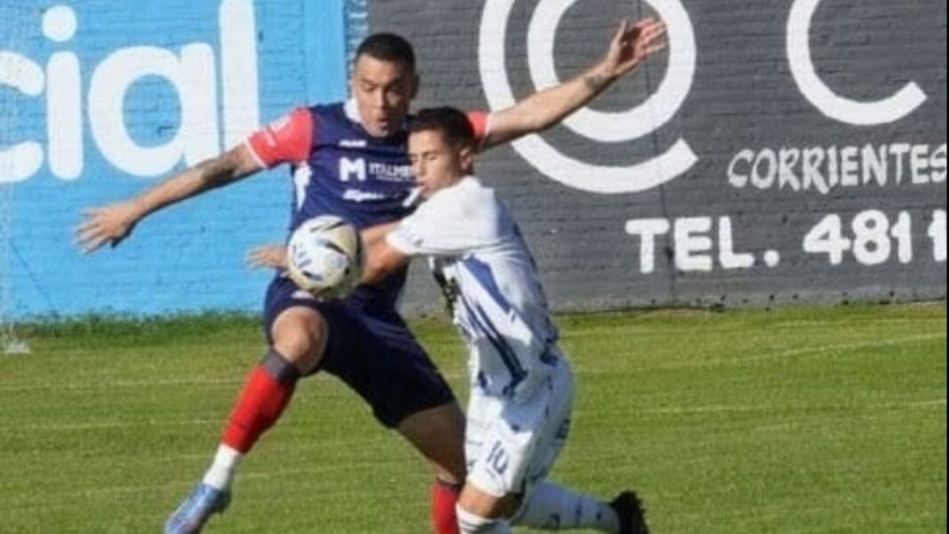 Jugadores de Central Córdoba y Centro Español durante el partido en el estadio Gabino Sosa.