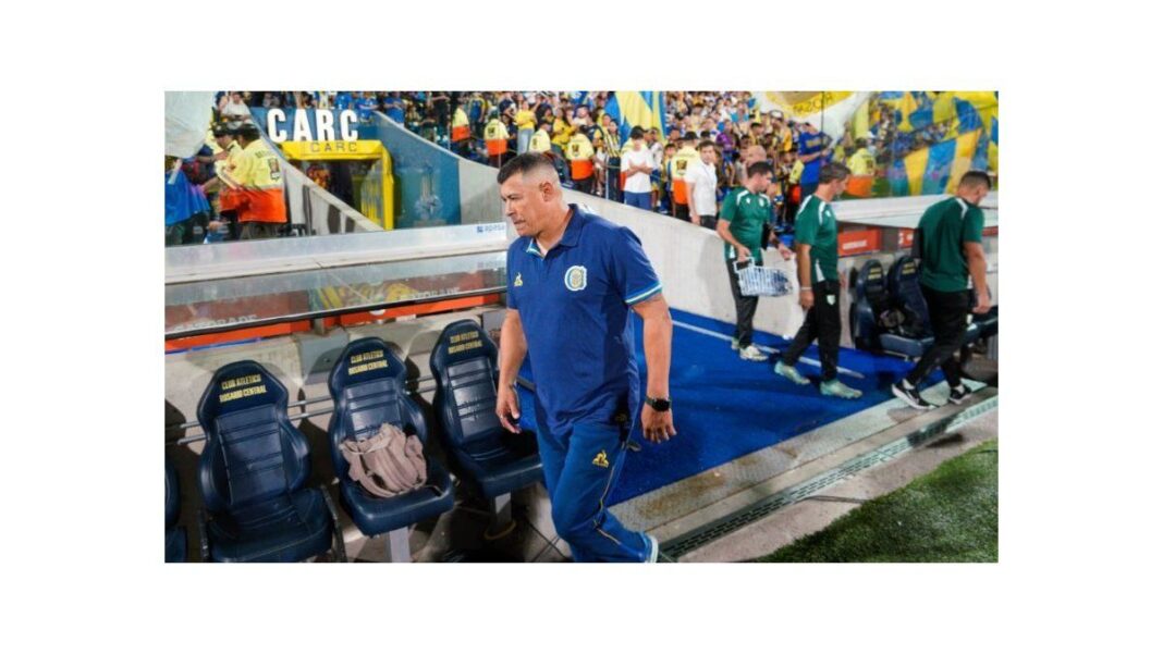 Jorge Almirón, director técnico de Central Córdoba, durante un partido.