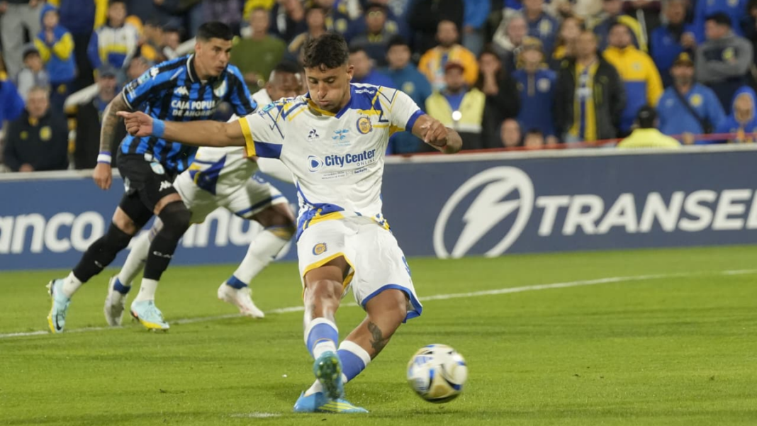El arquero Luis Ingolotti de Atlético Tucumán atajando un penal ejecutado por Alejo Vélez de Central Córdoba.