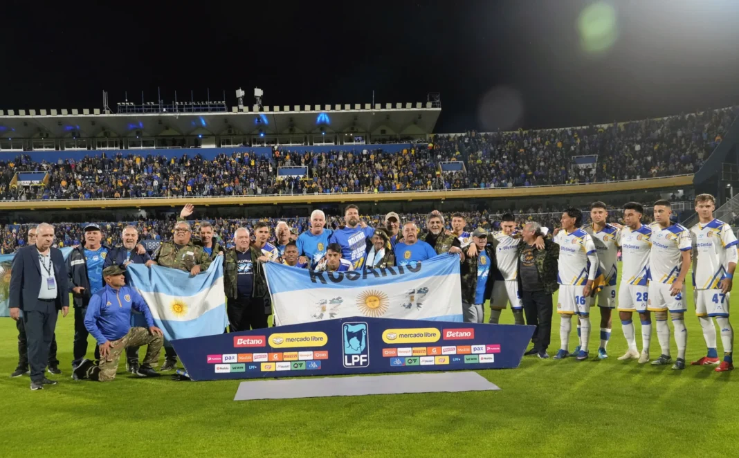 Jugadores de Central Córdoba celebran un gol durante el partido contra Atlético Tucumán.