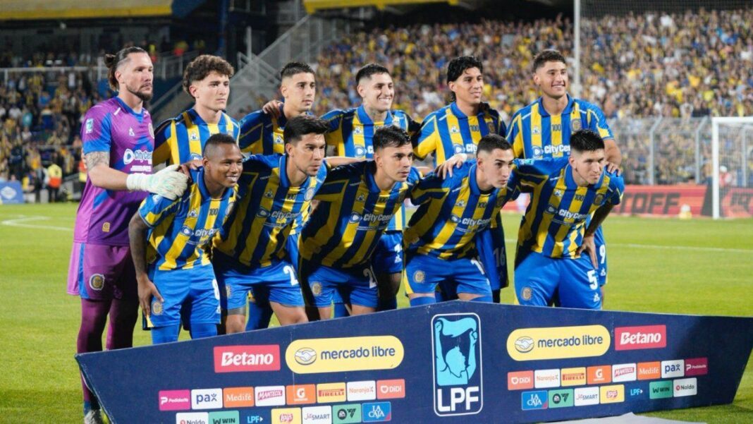 Jugadores de Rosario Central celebran el gol de la victoria ante Sarmiento en el estadio Gigante de Arroyito.