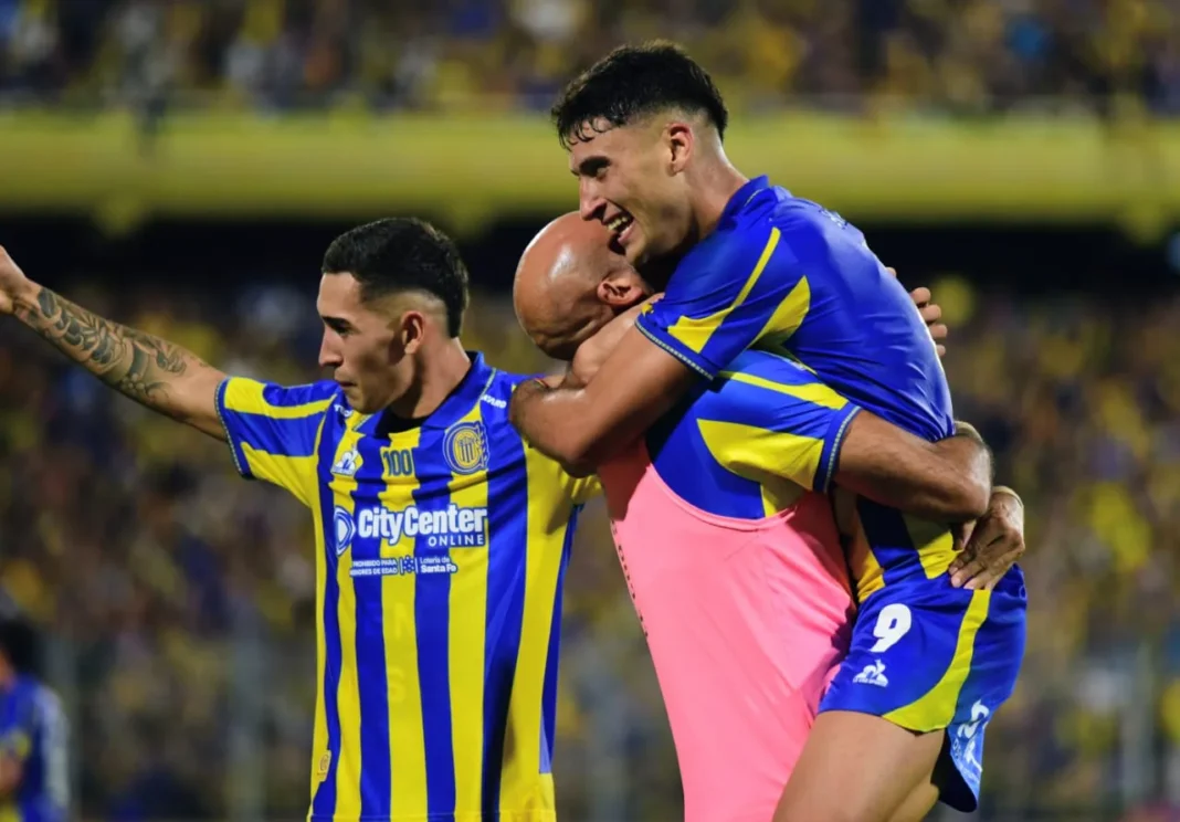 Jugadores de Rosario Central celebran un gol en el estadio Gigante de Arroyito.
