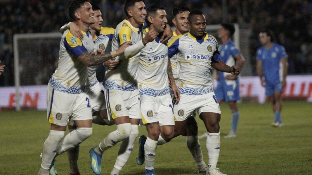 Jugadores de Central celebrando un gol en el partido ante Estudiantes de Río Cuarto