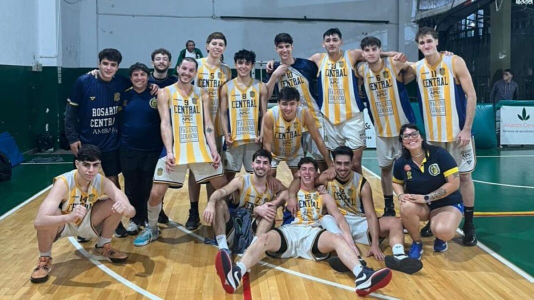 Jugadores de básquet en acción durante un partido del Torneo Federal.