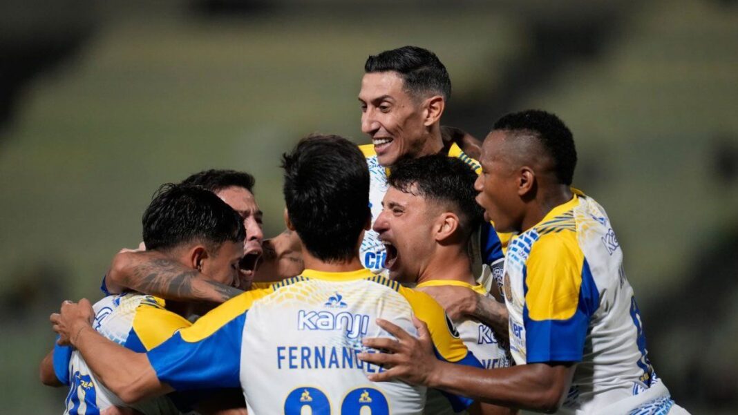 Jugadores de Rosario Central celebrando un gol en el partido contra Universidad Central en Caracas